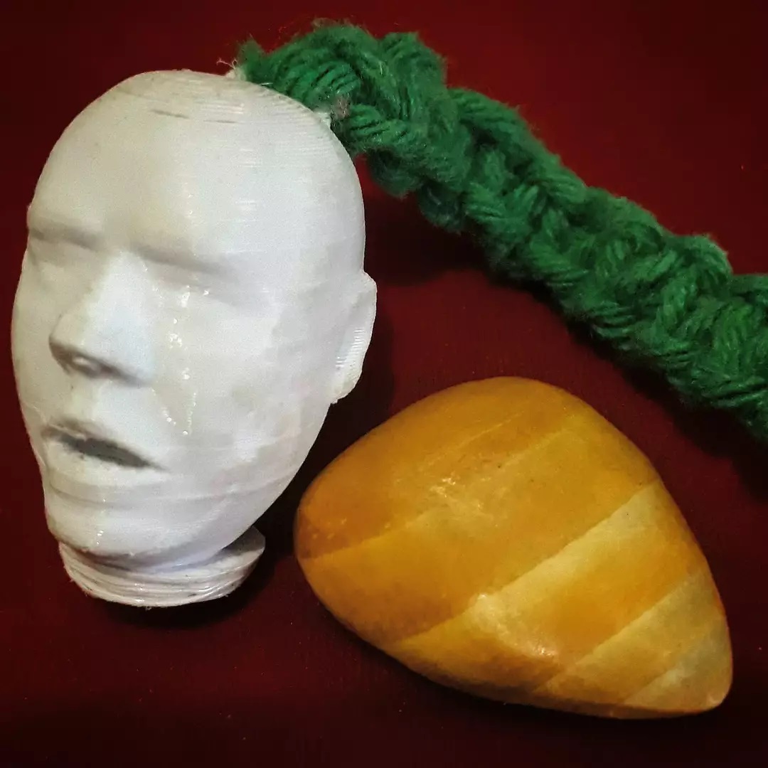 Fibras, madeira e impressão 3D: peça em que material artesanal e material impresso convivem no mesmo corpo