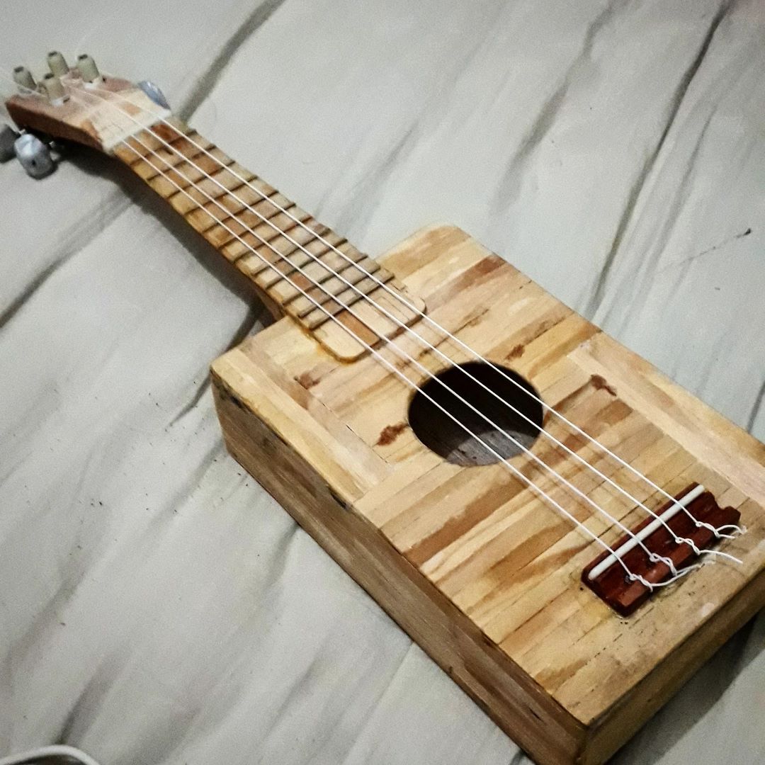 Ukulele Almeida, soprano, construído com palitos de picolé
