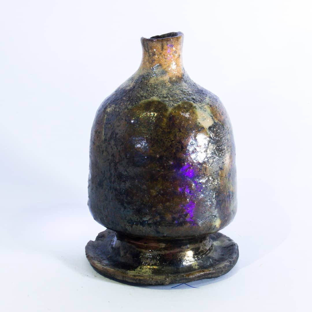 Garrafa de cerâmica de corpo bulboso e gargalo curto, com esmalte reativo brilhante em marrom escuro, bege e verde-oliva