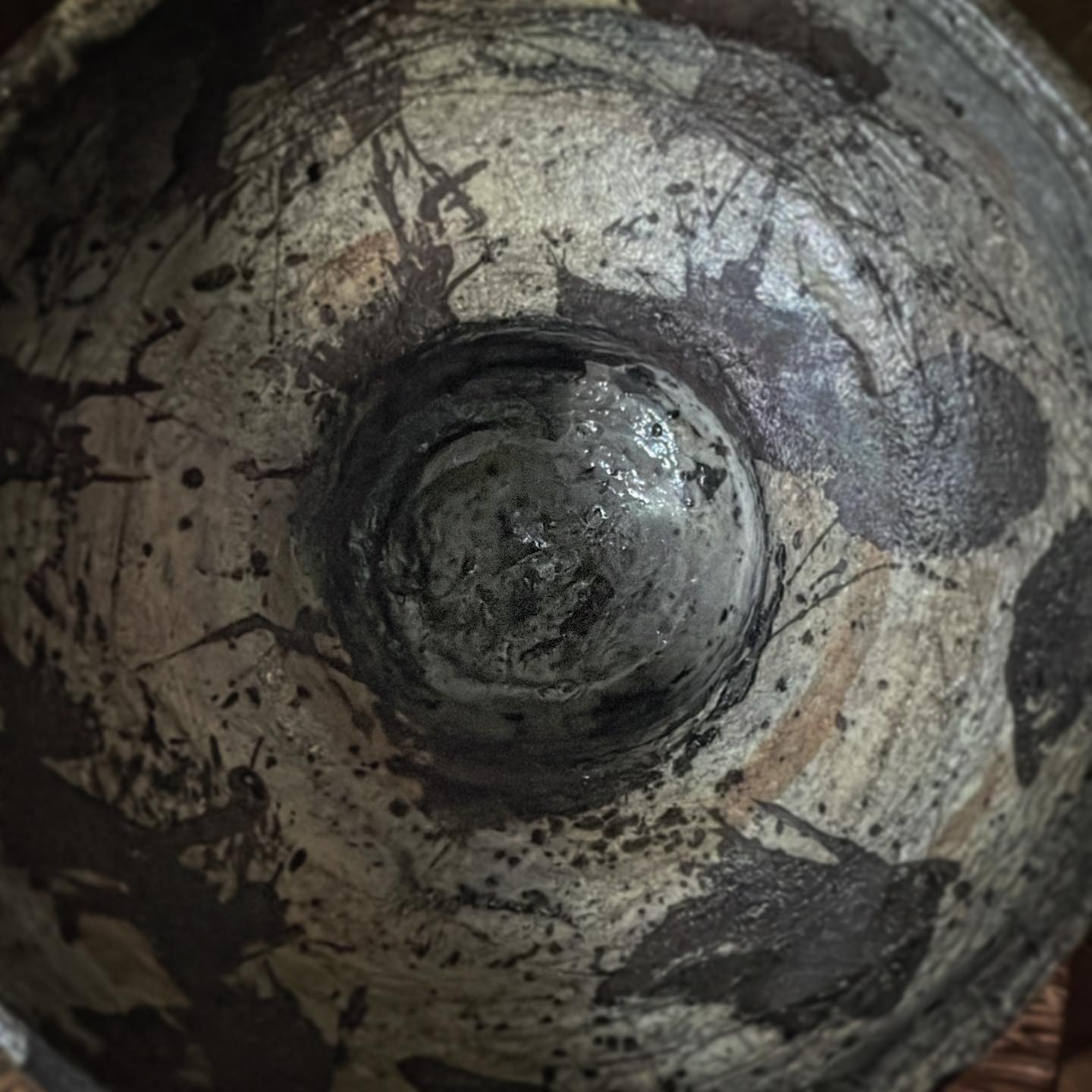 A expansão, quando o conhecimento eclode: peça de cerâmica em que a forma fechada se rompe